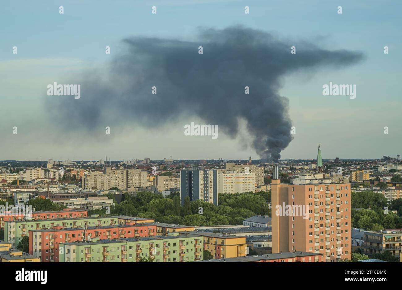 31.05.2023. Brand einer Lagerhalle in der Lahnstraße in Neukölln. Rauchentwicklung ist weithin erkennbar, Berlin, Deutschland *** Local Caption *** , Stock Photo