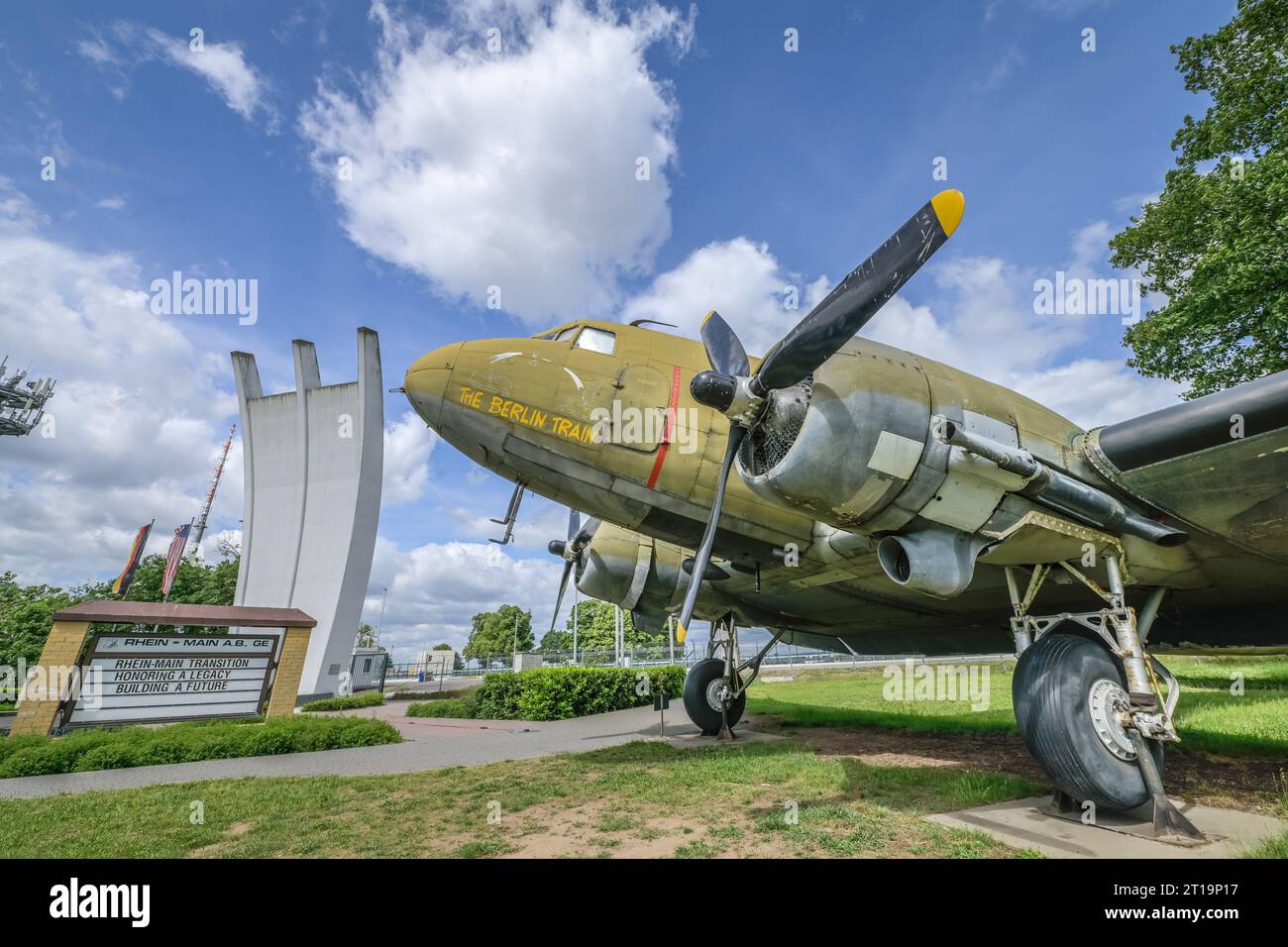 Rosinenbomber Douglas C-47 Dakota, Luftbrückendenkmal, Flughafen, Frankfurt am Main, Hessen, Deutschland Stock Photo