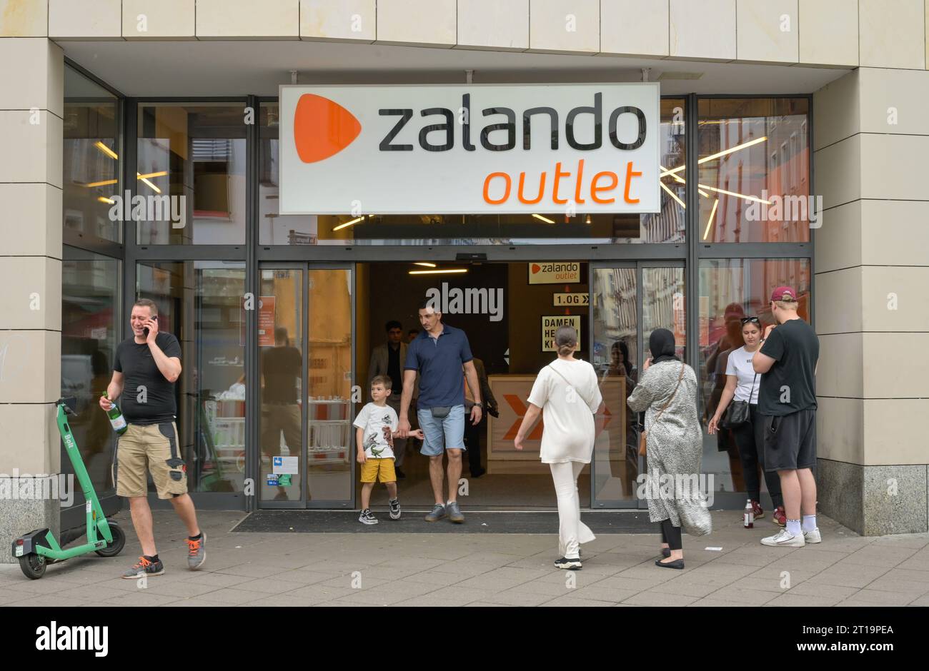 Shopping at zalando hi-res stock photography and images - Alamy