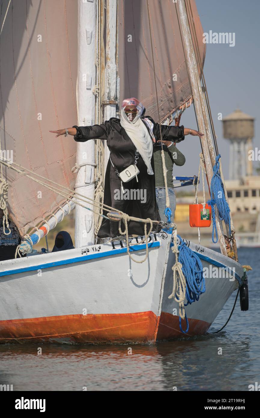 Touristin spielt Titanic-Szene, Segelboot bei Luxor, Ägypten Stock Photo