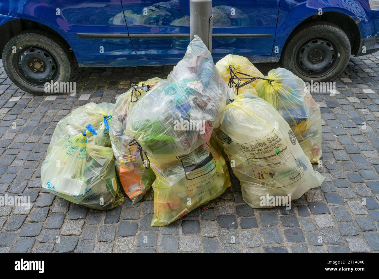 Gelbe Müllsäcke, Grüner Punkt, Regensburg, Bayern, Deutschland Stock Photo