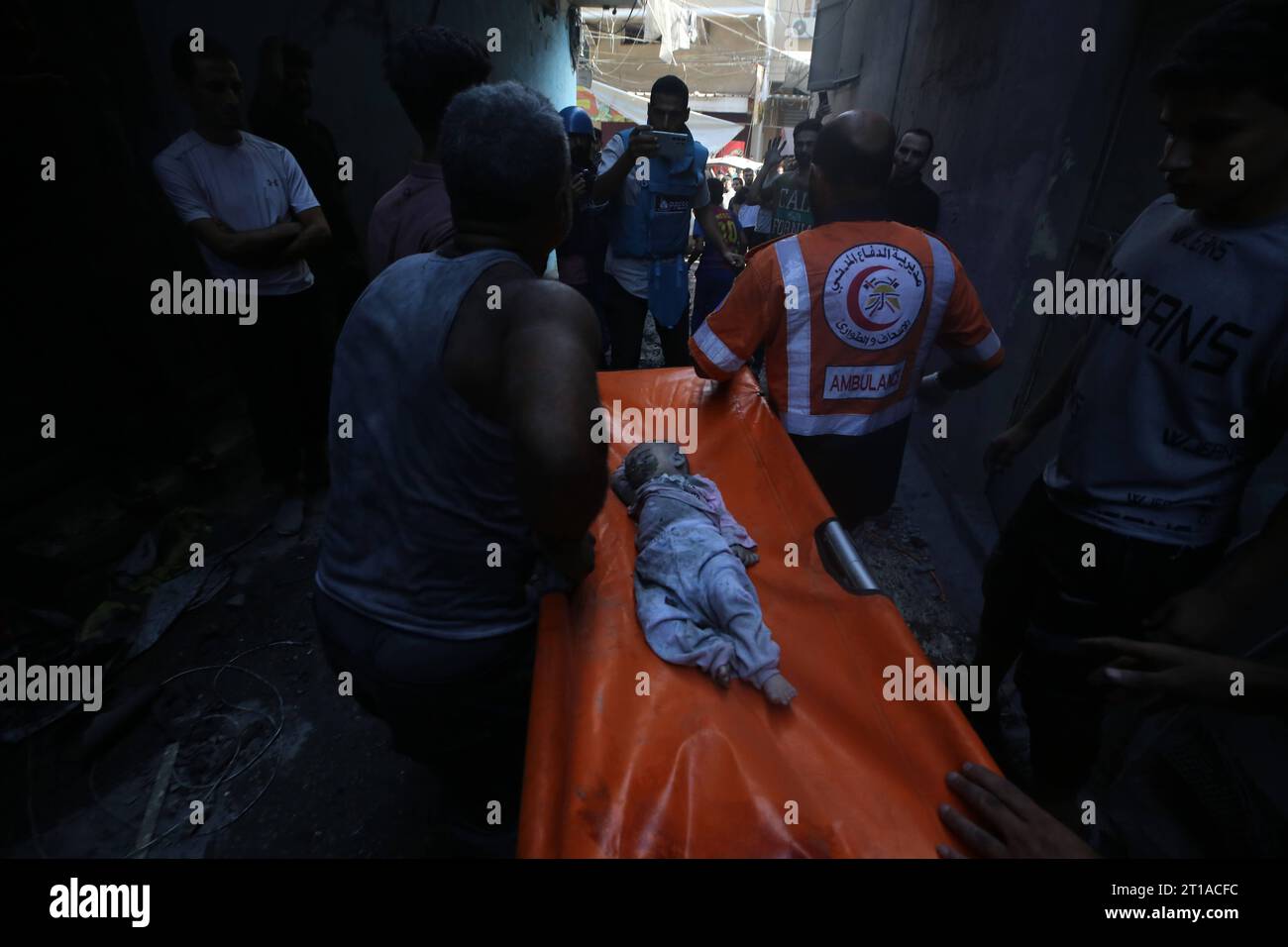 Palestinians holds the dead body of a baby killed in the attack on Al-Shati refugee camp as search and rescue operations continue in Gaza Palestinians holds the dead body of a baby killed in the attack on Al-Shati refugee camp as search and rescue operations continue in Gaza City on October 12, 2023. Photo by Majdi Fathi apaimages Gaza city Gaza Strip Palestinian Territory 121023 Gaza MF 2 005 Copyright: xapaimagesxMajdixFathixxapaimagesx Credit: Imago/Alamy Live News Stock Photo