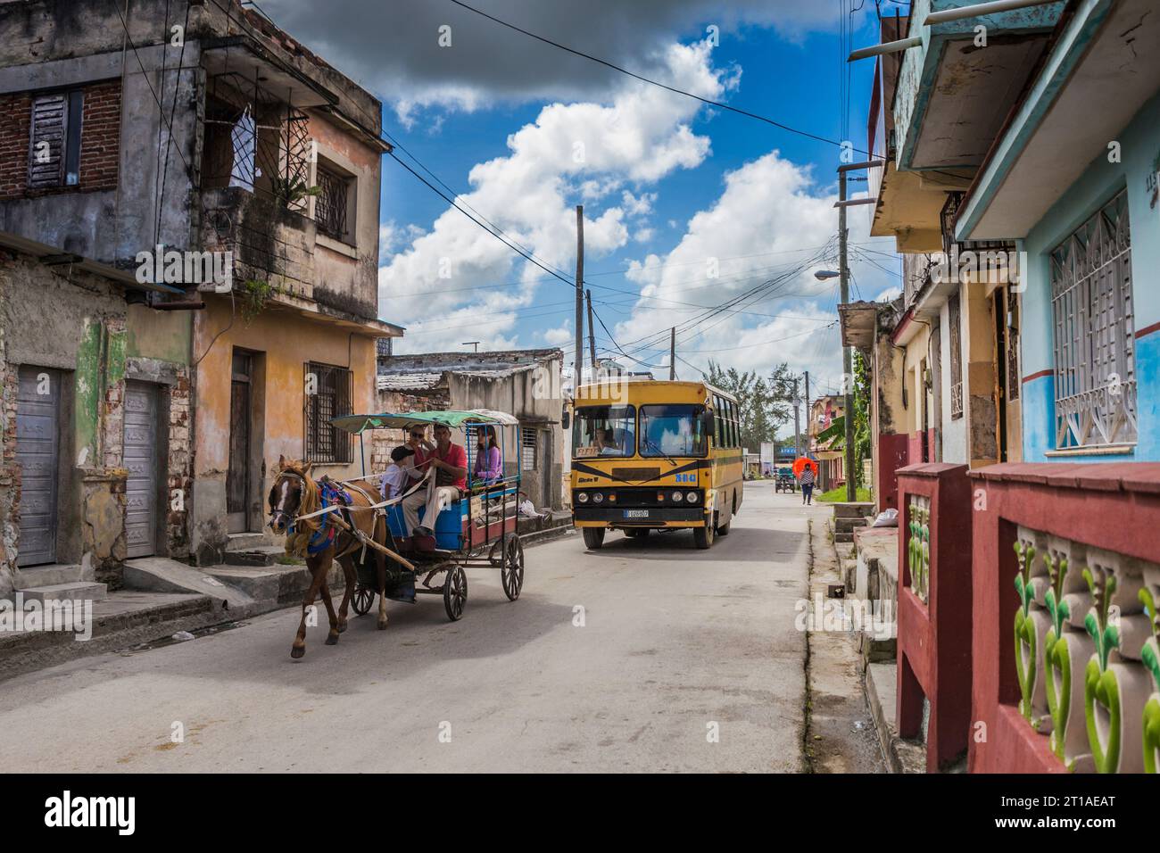 18.09.2022. Cuba, Santa Clara. Two popular public transport means - Giron VI and chaise. Stock Photo