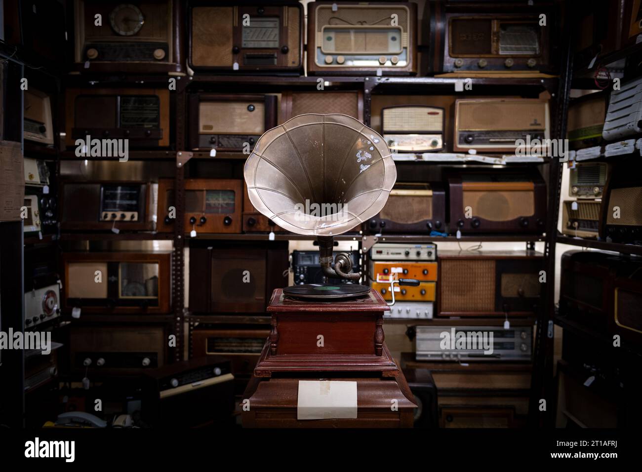 Traditional radio device hi-res stock photography and images - Alamy