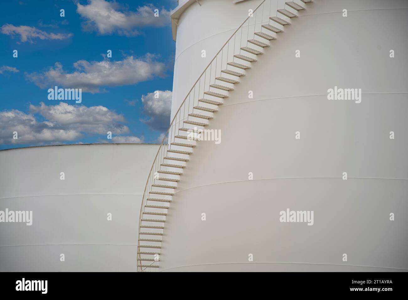 Petroleum storage tanks hires stock photography and images Alamy