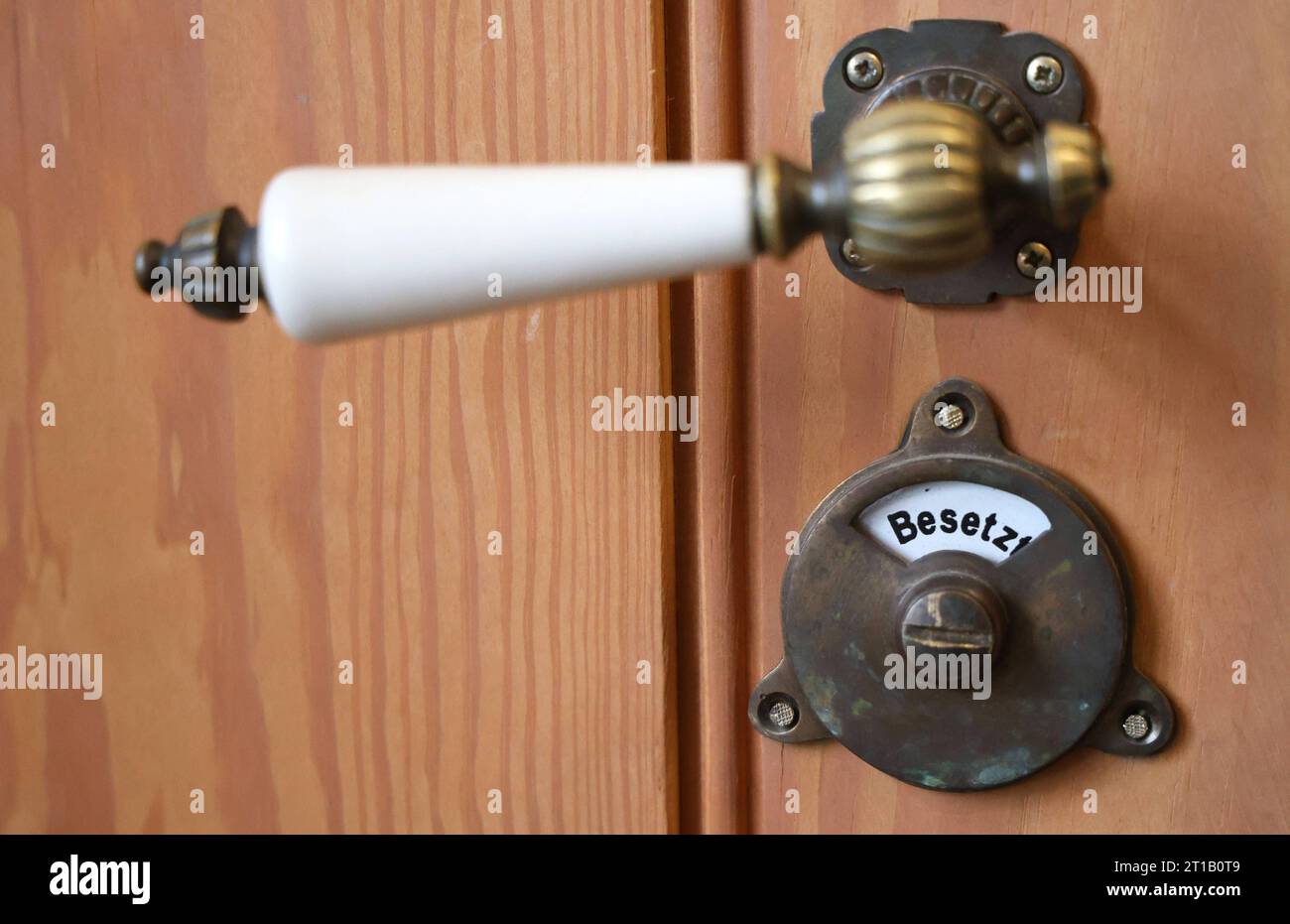 Toilette 07.10.2023, Erfurt, Toilettentuer, hier ist Besetzt *** Toilet 07 10 2023, Erfurt, toilet door, here is occupied Credit: Imago/Alamy Live News Stock Photo