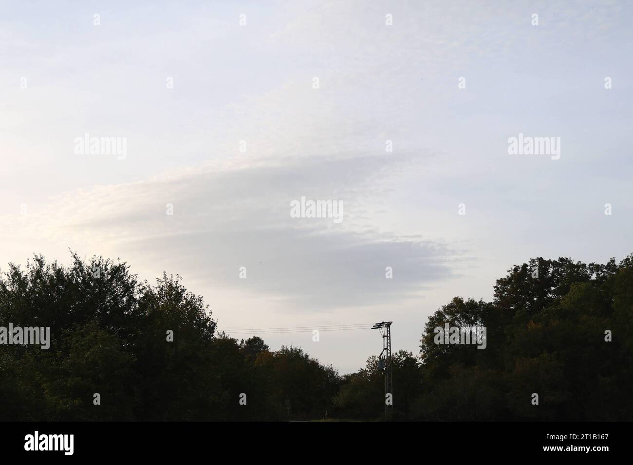 Himmel 11.10.2023, Ostramondra, Wolkenbildung am Himmel *** Sky 11 10 2023, Ostramondra, cloud formation in the sky Credit: Imago/Alamy Live News Stock Photo