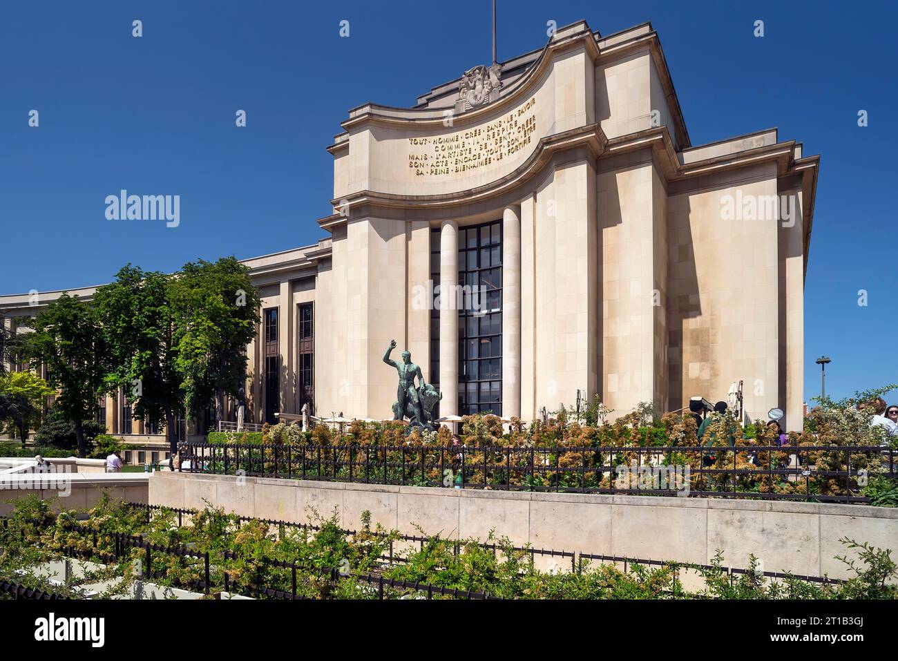 Palais de Chaillot, Trocadero, in front of it bronze sculpture of Hercules and the Cretan Bull, Paris, France Stock Photo
