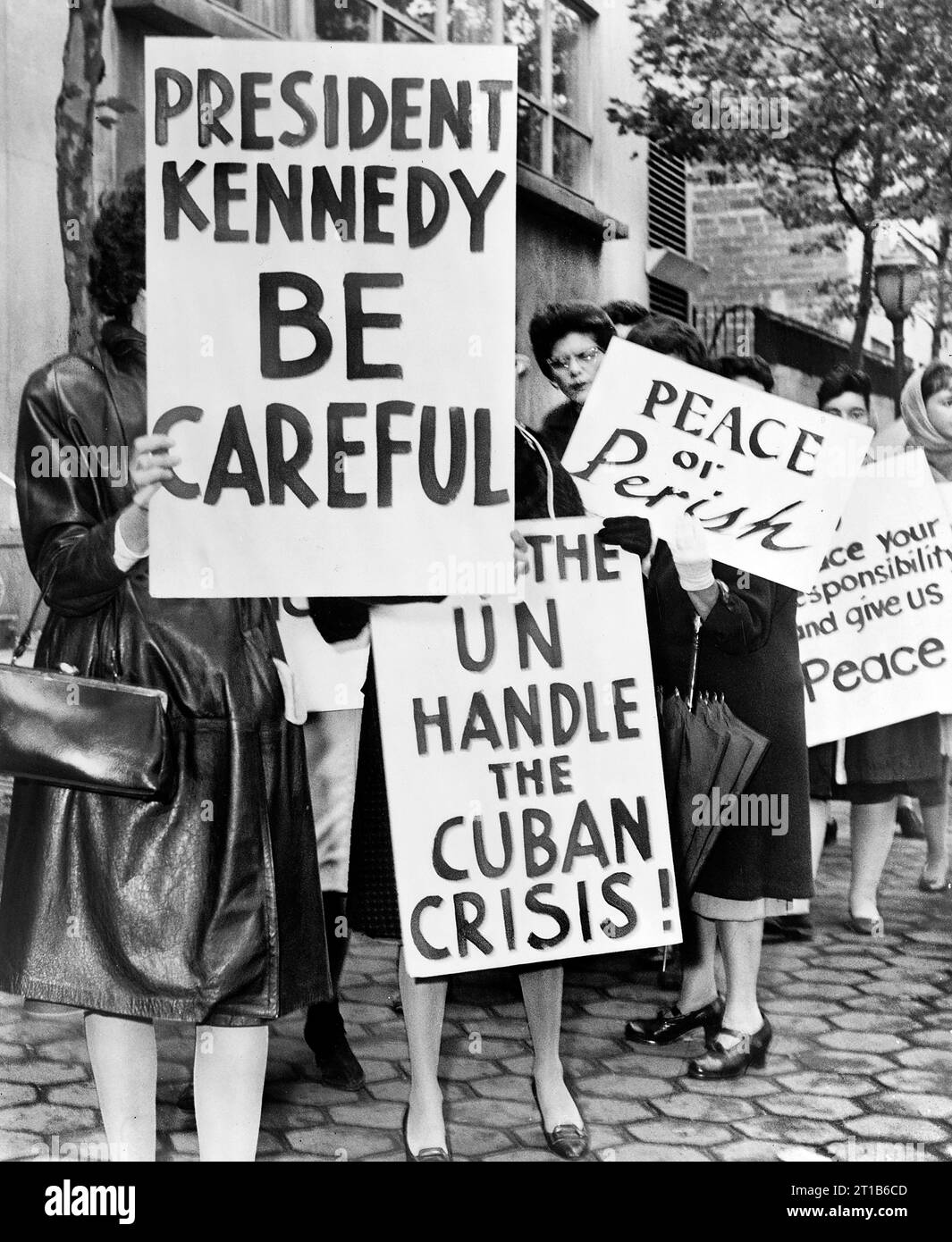 Group of women from Women Strike for Peace holding signs relating to Cuban missile crisis and peace, New York City, New York, USA, Phil Stanziola, New York World-Telegram and the Sun Newspaper Photograph Collection, 1962 Stock Photo