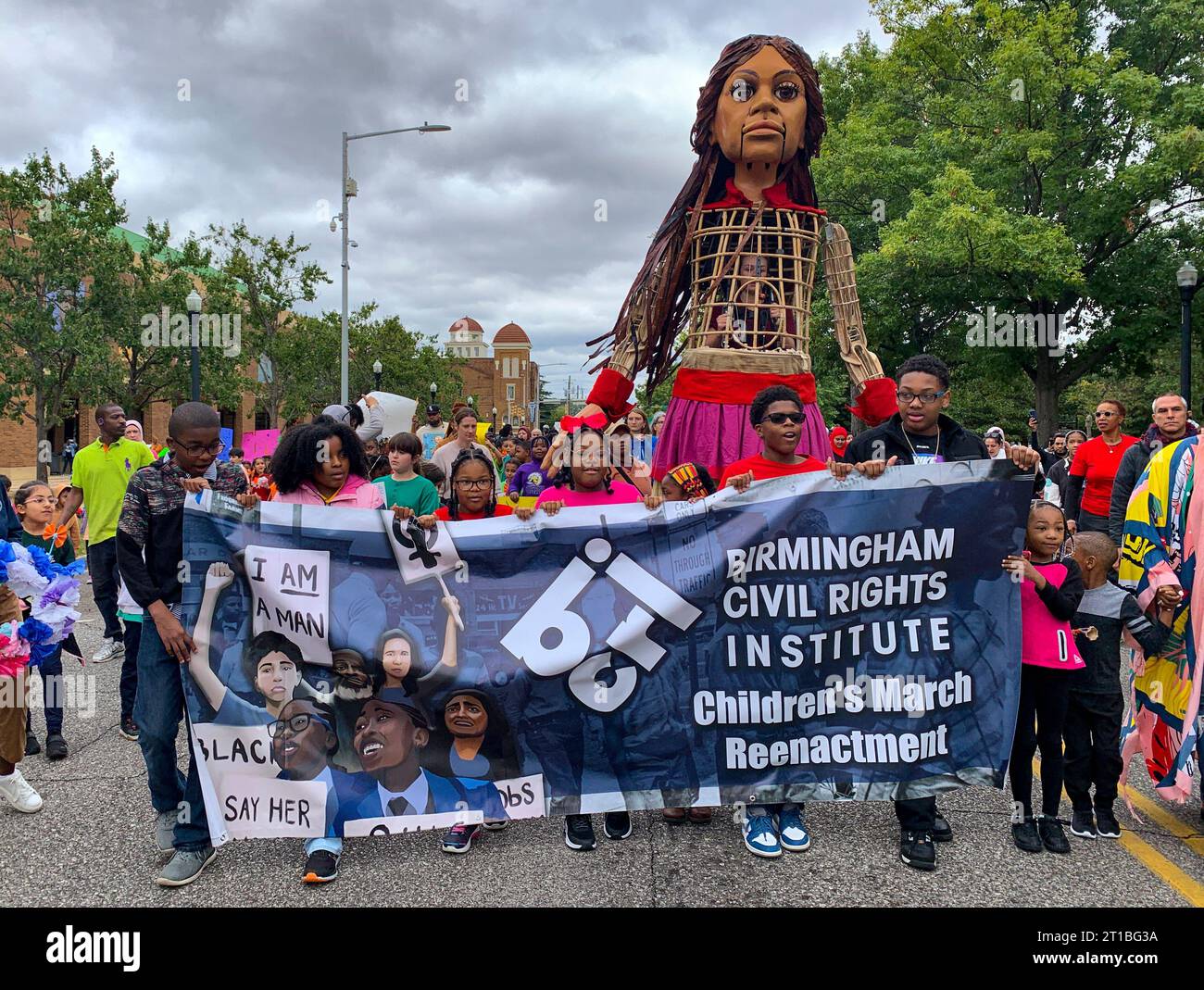 Birmingham, Alabama, USA. 12th Oct, 2023. Little Amal, the puppet representing a 10-year old Syrian refugee girl, walks with local students in a reenactment of the 1963 ChildrenÃs March, Thousands of Birmingham youth walked out of their classrooms to get arrested as their part in the struggle for civil rights. (Credit Image: © Sue Dorfman/ZUMA Press Wire) EDITORIAL USAGE ONLY! Not for Commercial USAGE! Stock Photo