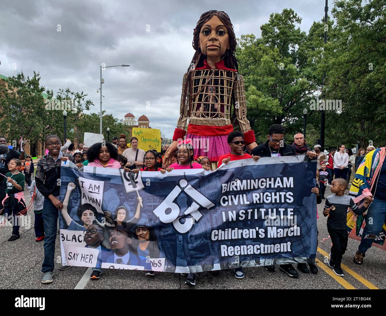 Birmingham, Alabama, USA. 12th Oct, 2023. Little Amal, the puppet representing a 10-year old Syrian refugee girl, walks with local students in a reenactment of the 1963 ChildrenÃs March, Thousands of Birmingham youth walked out of their classrooms to get arrested as their part in the struggle for civil rights. (Credit Image: © Sue Dorfman/ZUMA Press Wire) EDITORIAL USAGE ONLY! Not for Commercial USAGE! Stock Photo