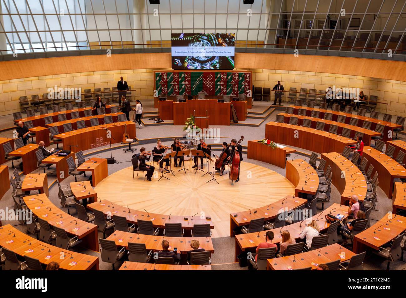 Parlamentsnacht im Landtag NRW, gefeiert werden 35 Jahre Parlamentsgebäude am Rhein, Ensemble der Orchesterakademie des WDR-Sinfonieorchesters im Plen Stock Photo