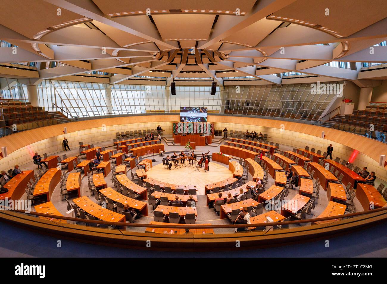 Parlamentsnacht im Landtag NRW, gefeiert werden 35 Jahre Parlamentsgebäude am Rhein, Ensemble der Orchesterakademie des WDR-Sinfonieorchesters im Plen Stock Photo