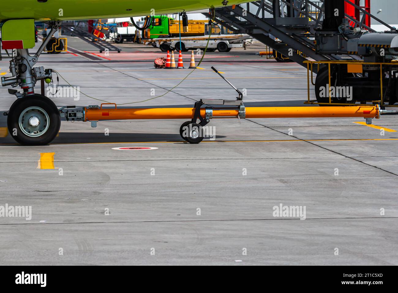 Front landing gear hi-res stock photography and images - Alamy
