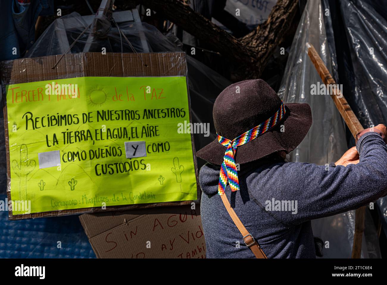 Buenos Aires, Argentina. 1st Sep, 2023. Oct 13, 2023 - Buenos Aires, Argentina - Indigenous elderly woman repairs her tent after the rain, Behind a small sign at Plaza Lavalle where you can read ''''Third Mal-n of peace. We receive from our ancestors the land, the water, the air as owners and as custodians. Miraflores Community of La Candelaria' (Credit Image: © Maximiliano Ramos/ZUMA Press Wire) EDITORIAL USAGE ONLY! Not for Commercial USAGE! Stock Photo