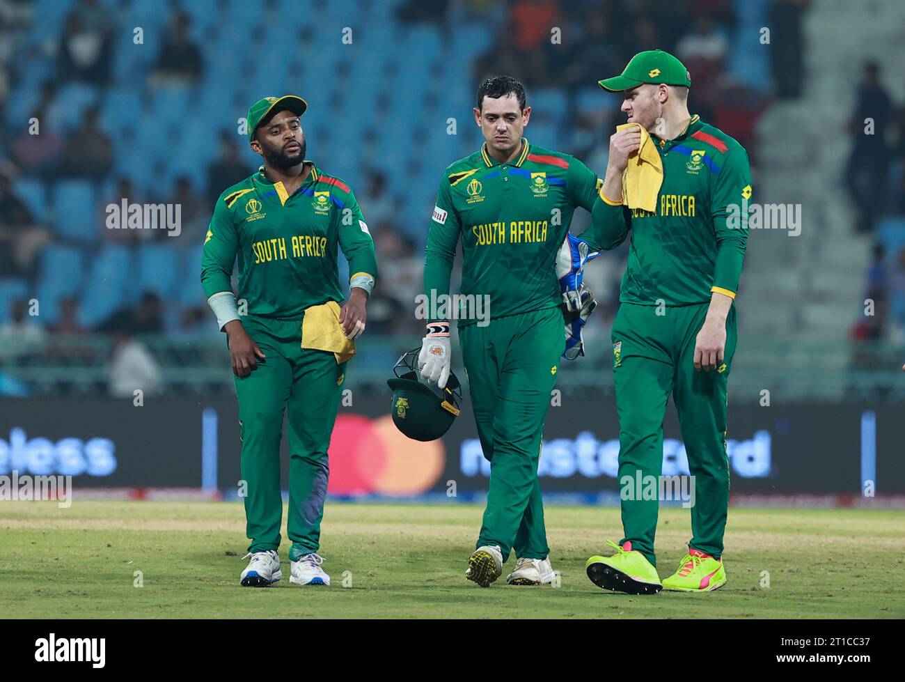 Lucknow, Uttar Pradesh, India. 12th Oct, 2023. Drinks break during Match No 10 of ICC Cricket One Day International World Cup between South Africa and Australia at Bharat Ratna Shri Atal Bihari Vajpayee Ekana Cricket Stadium, Lucknow, Uttar Pradesh India on 12 October 2023 (Credit Image: © Avijit Das/ZUMA Press Wire) EDITORIAL USAGE ONLY! Not for Commercial USAGE! Stock Photo