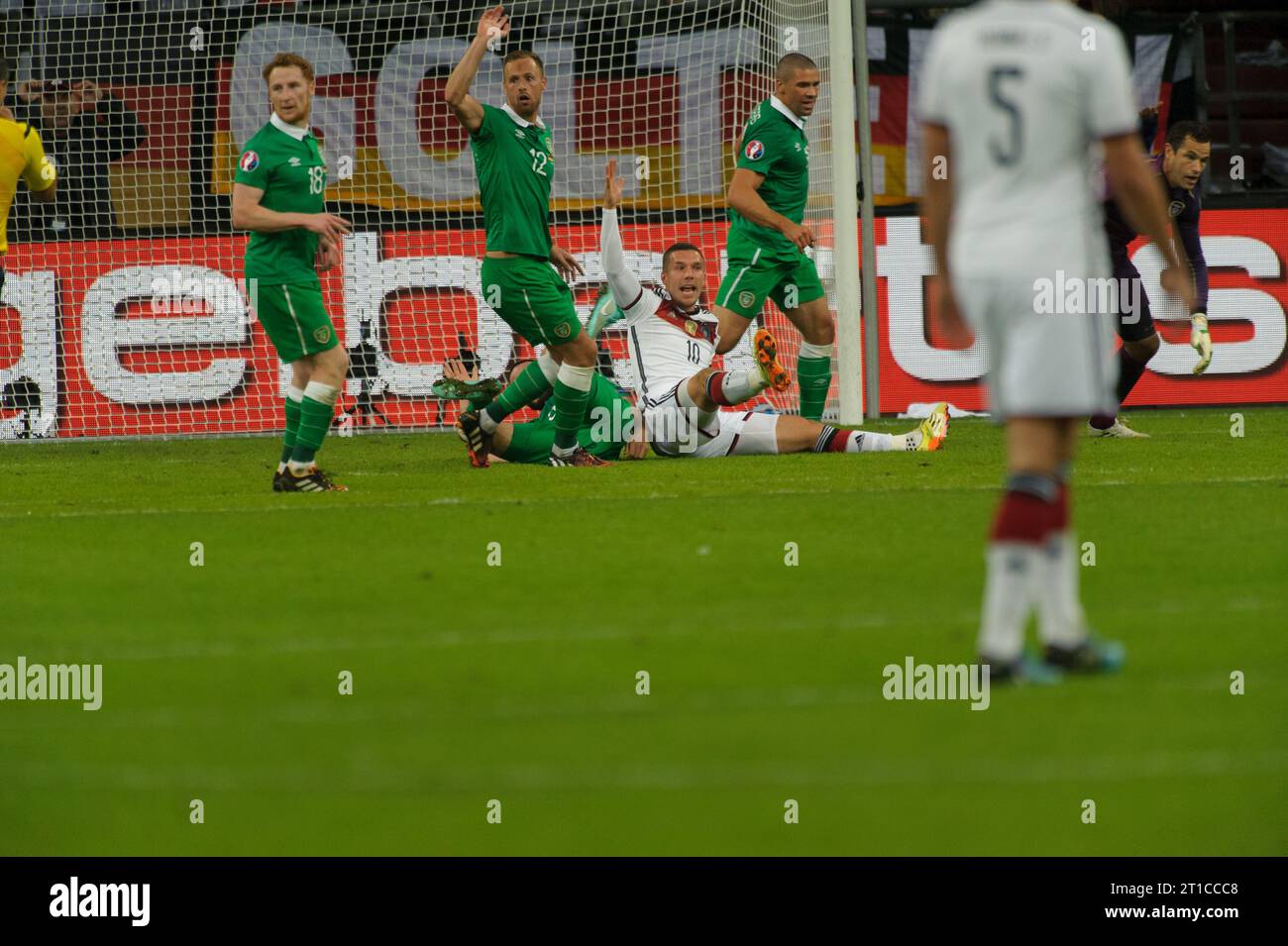 Lukas Podolski ratlos auf dem Boden Fussball Laenderspiel Deutschland - Irland 1:1 in Gelsenkirchen, Deutschland am 14.10.2014 Stock Photo