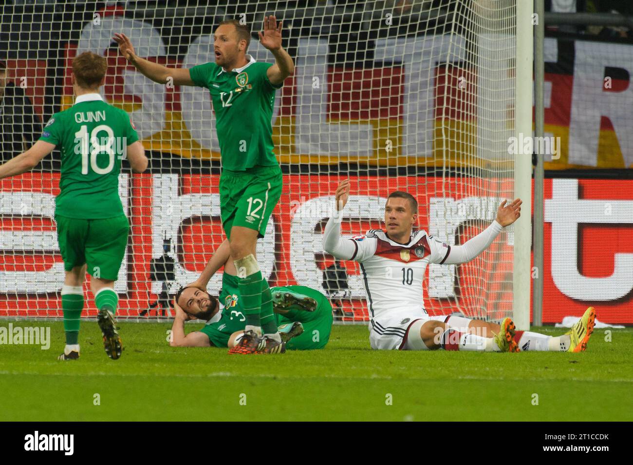 Lukas Podolski ratlos auf dem Boden Fussball Laenderspiel Deutschland - Irland 1:1 in Gelsenkirchen, Deutschland am 14.10.2014 Stock Photo