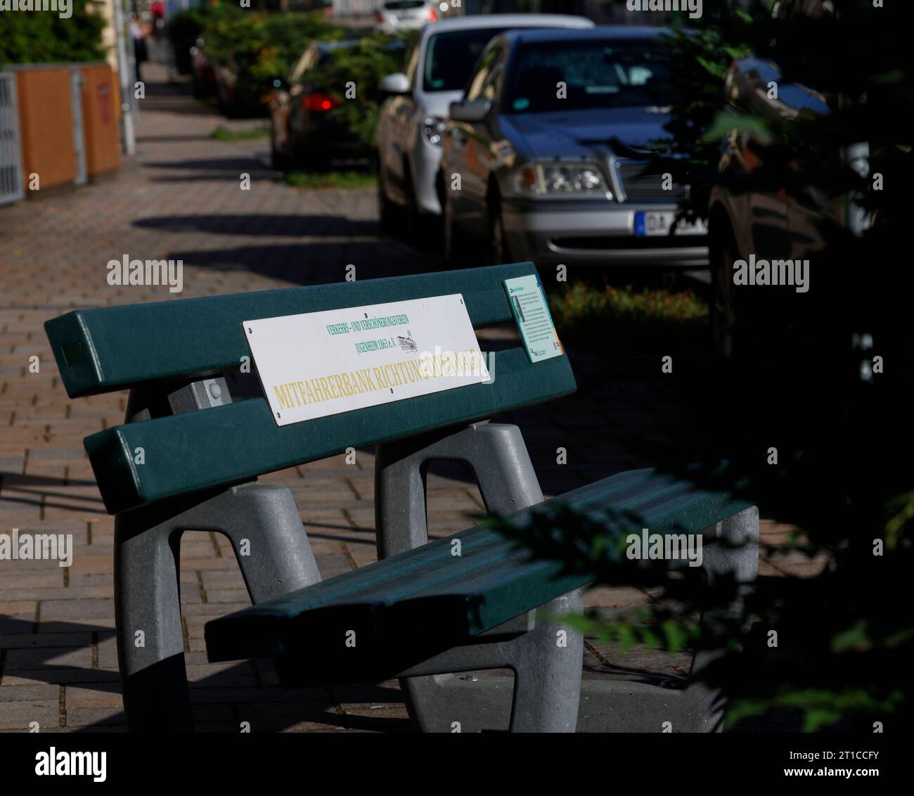 Mitfahrerbank hi-res stock photography and images - Alamy, image size:1300x1132