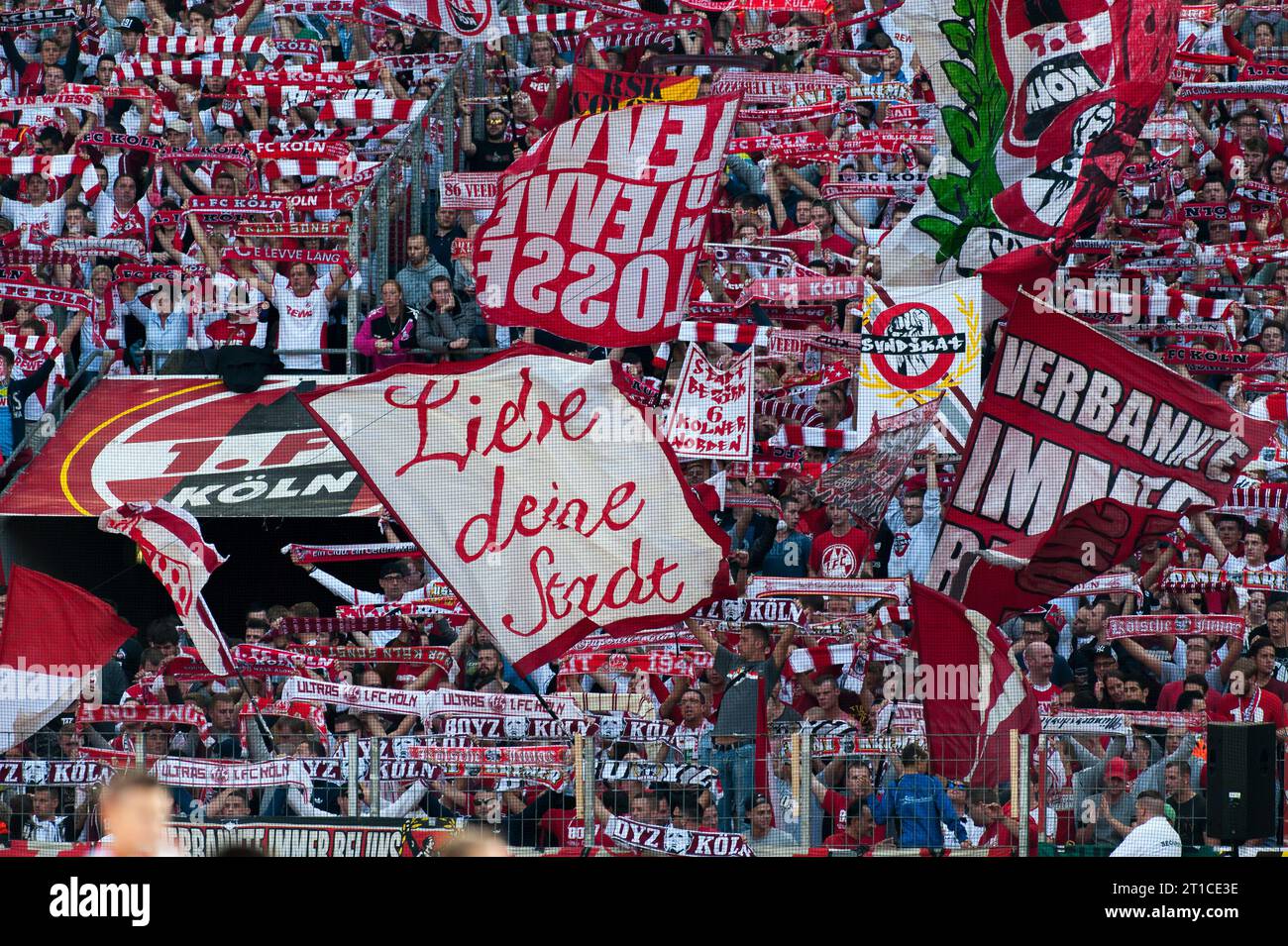 Fans des 1. FC Köln mit Fahnen 1.FC Koeln Borussia Dortmund 21 in