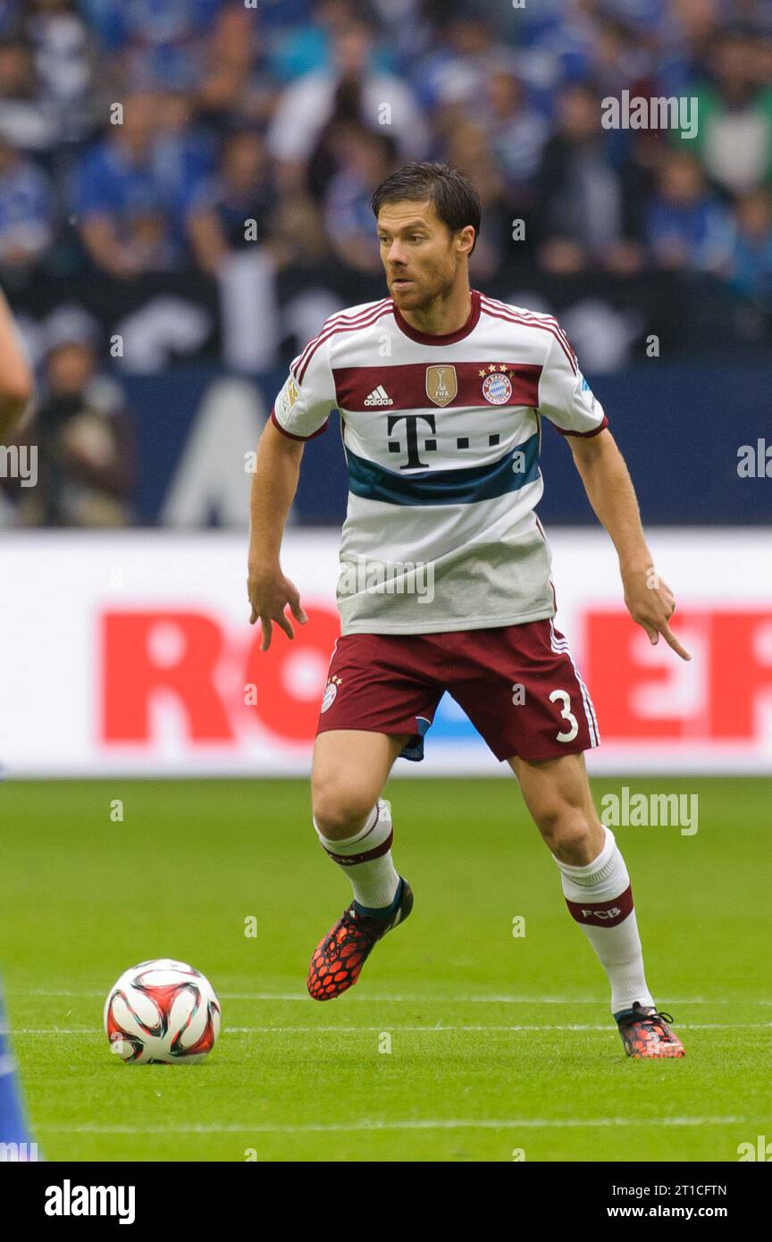 Xabi Alonso (3 - FC Bayern München) Aktion FC Schalke 04 - FC Bayern Muenchen 1:1 Fussball Bundesliga Saison 2014/2015 in Gelsenkirchen, Deutschland am 30.08.2014 Stock Photo