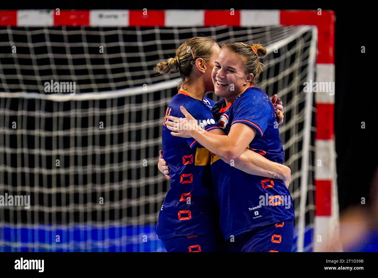 Almere, Netherlands. 12th Oct, 2023. ALMERE, NETHERLANDS - OCTOBER 12: Lois Abbingh of the Netherlands and Merel Freriks of the Netherlands celebrate their team's win during the Women's EHF Euro 2024 Qualifiying match between Netherlands and Portugal at Topsportcentrum Almere on October 12, 2023 in Almere, Netherlands (Photo by Rene Nijhuis/BSR Agency) NOCNSF Credit: BSR Agency/Alamy Live News Stock Photo