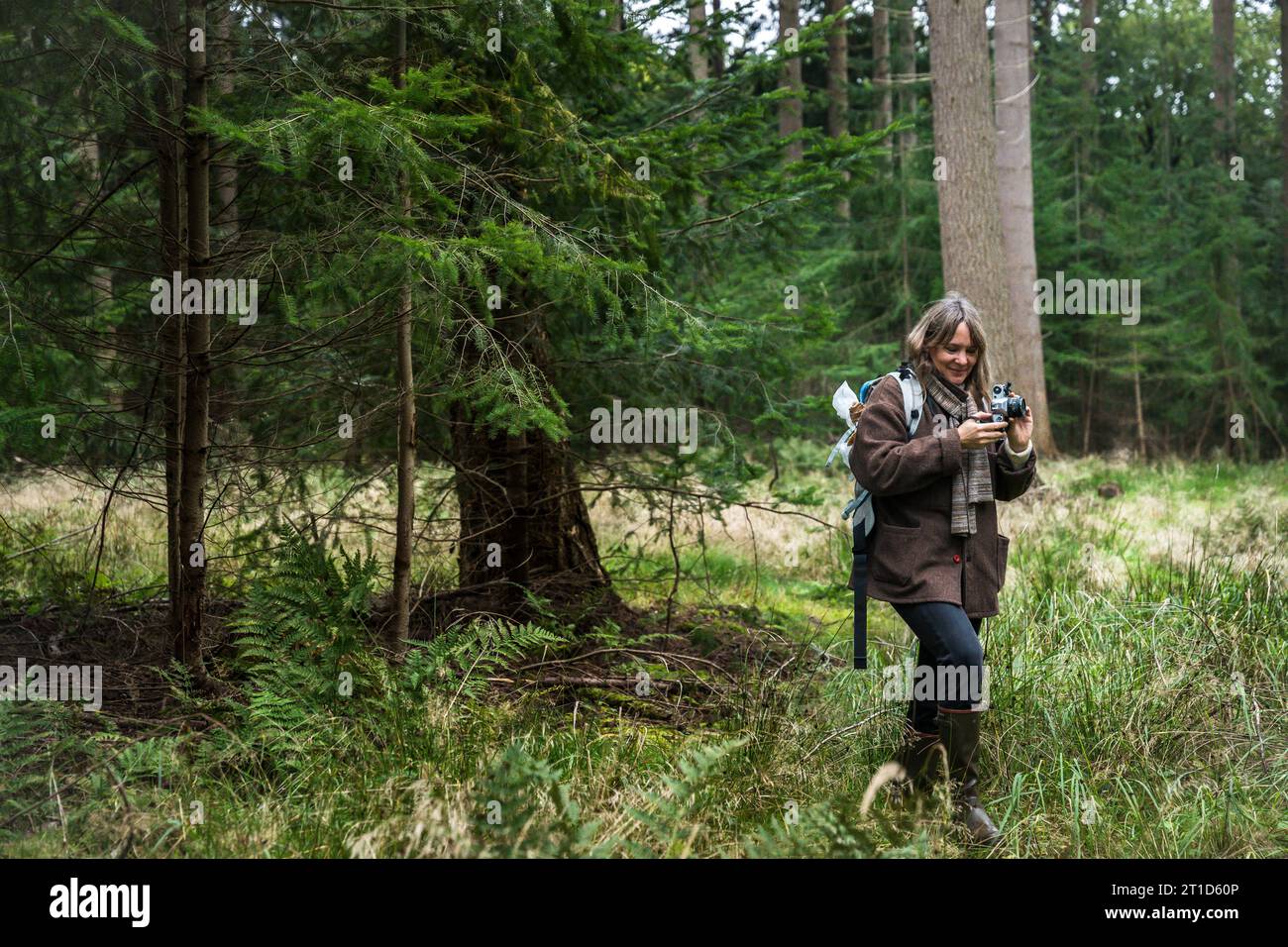 Woman vintage camera walking hi-res stock photography and images - Alamy