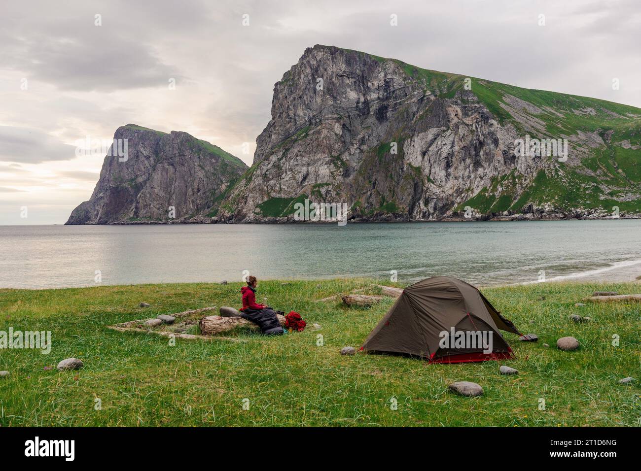 Woman sitting mountain vista hi-res stock photography and images - Alamy