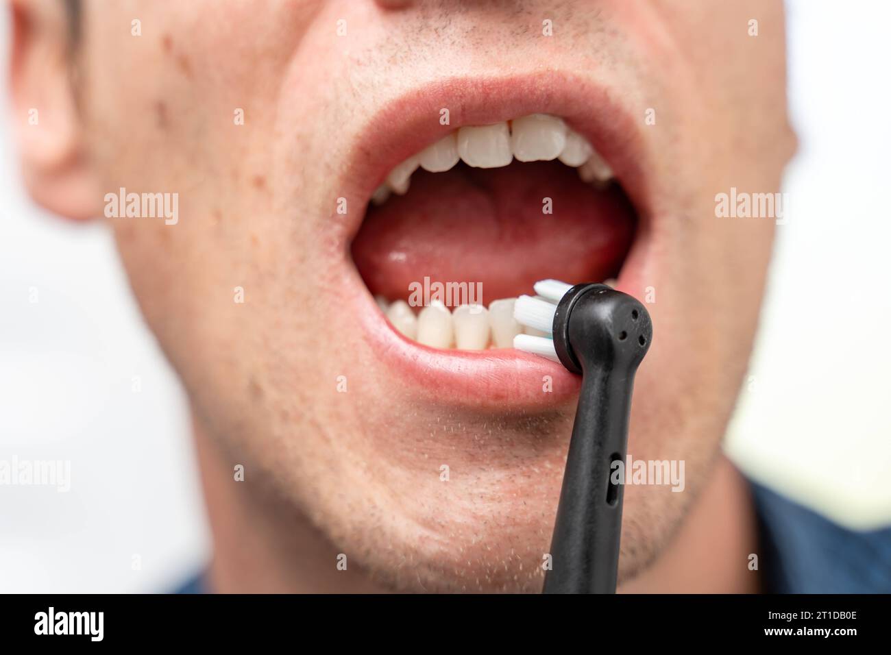 Augsburg, Bavaria, Germany. 13th Oct, 2023. Man brushing his teeth with an electric toothbrush. Oral hygiene concept *** Mann putzt die Zähne mit einer Elektrischen Zahnbürste. Mundhygiene Konzept Credit: Imago/Alamy Live News Stock Photo
