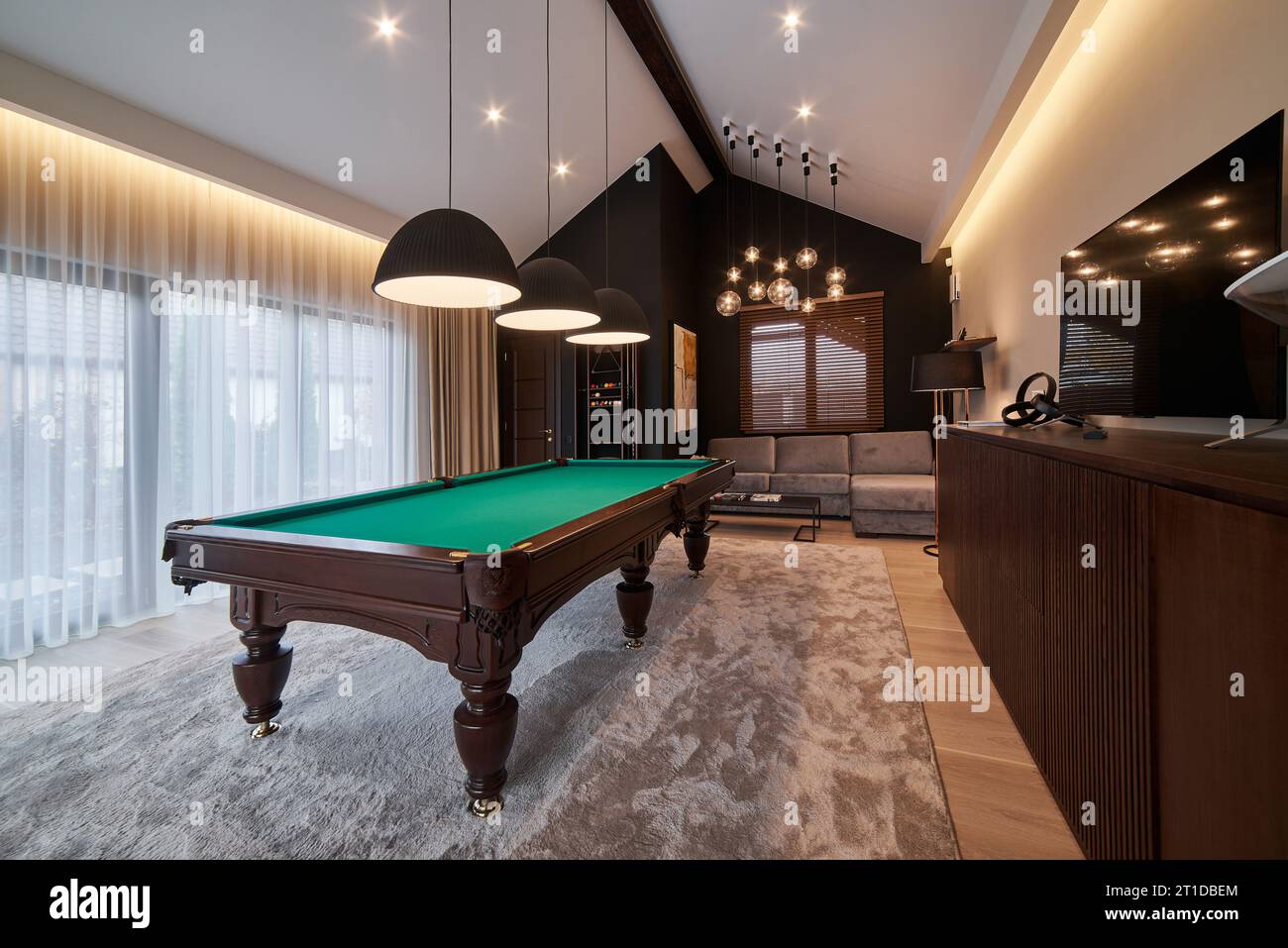 Billiards room hi-res stock photography and images - Page 6 - Alamy, image size:1300x957