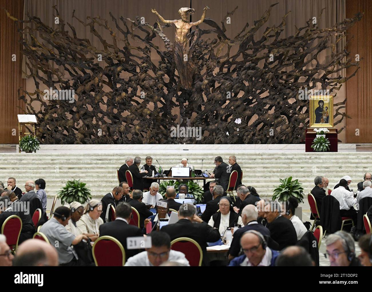 Assembly Pope's Rome, Italy. 13th Oct, 2023. Pope Francis attends the XVI Ordinary ...