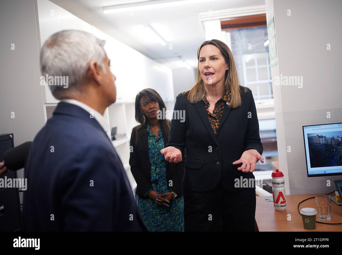 Melanie ward hi res stock photography - Melanie Ward Chief Executive Officer In Discussion With Mayor Of London Sadiq Khan During His Visit To Medical Aid For Palestinians Map A Palestinian Aid Charity In London Picture Date Friday October 13 2023 2T1DFPR 