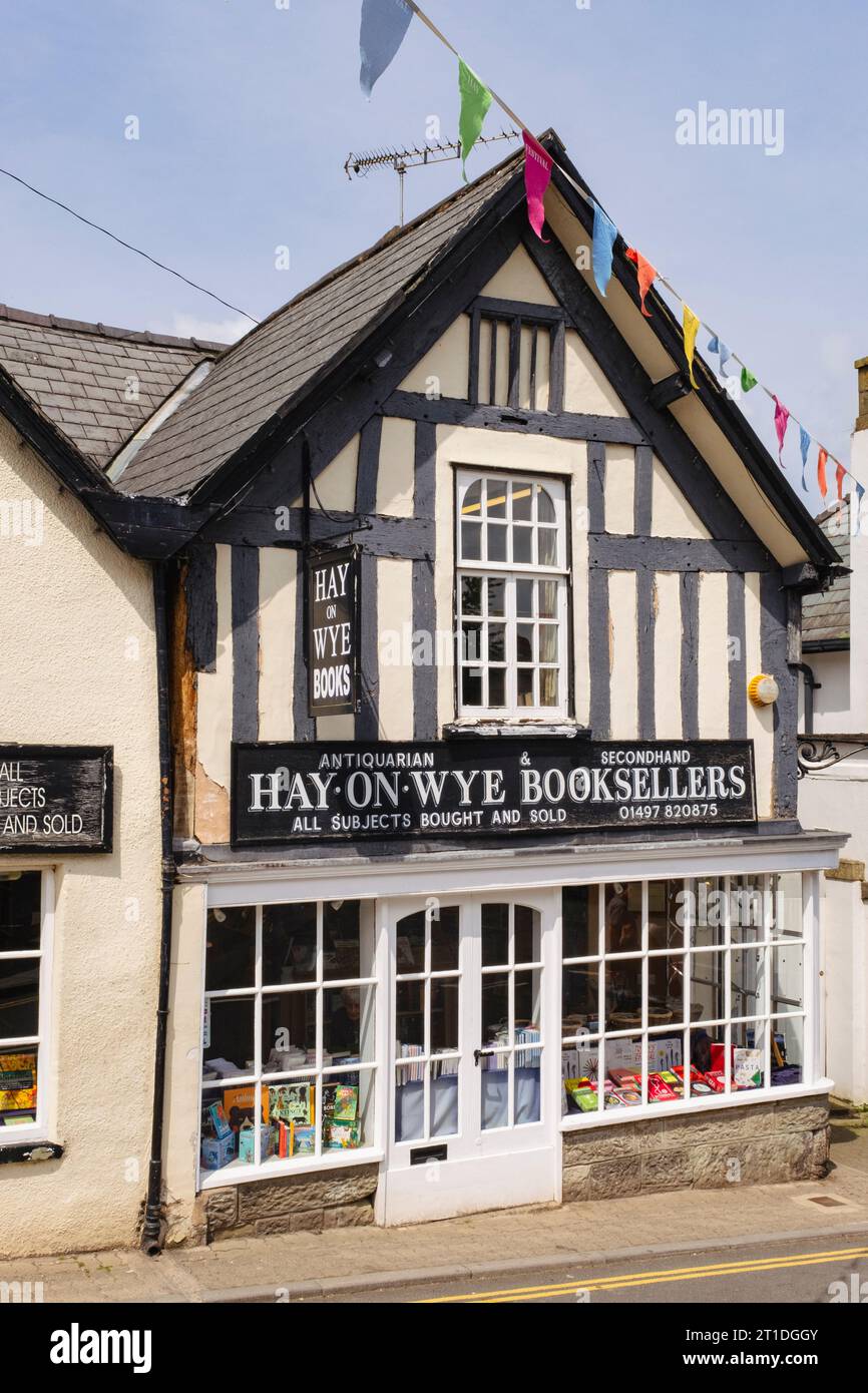 Book shop selling antique and second hand books in Wye Valley town. High Town, Hay-on-Wye, Powys, Wales, UK, Britain Stock Photo