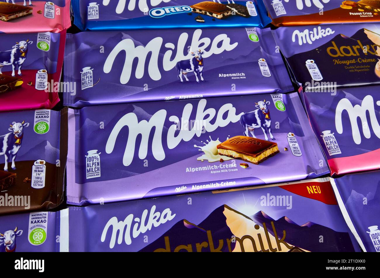 Milka ist eine bis 1990 schweizerische Marke für Schokoladenprodukte des US-amerikanischen Nahrungsmittelkonzerns Mondelez International. Die Schokolade wird unter anderem im baden-württembergischen Lörrach, im vorarlbergischen Bludenz und im bulgarischen Swoge hergestellt. Foto: Milka Schokolade *** Milka is a Swiss brand of chocolate products of the U.S. food company Mondelez International until 1990 The chocolate is produced, among others, in Lörrach in Baden Württemberg, in Bludenz in Vorarlberg and in Swoge in Bulgaria Photo Milka chocolate Credit: Imago/Alamy Live News Stock Photo