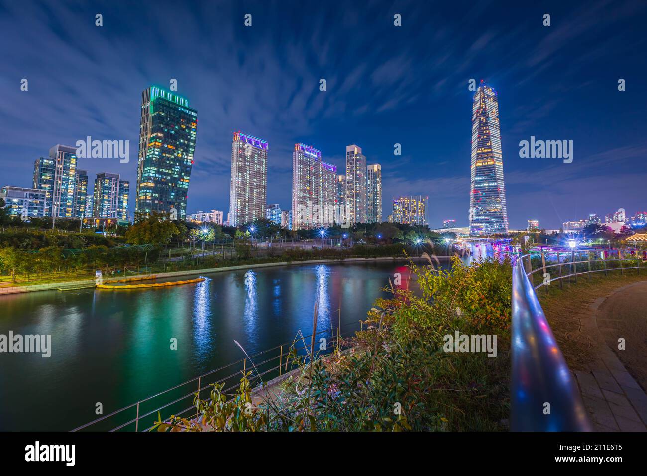 Night view in autumn and beautifully lit tourist boats at Songdo ...