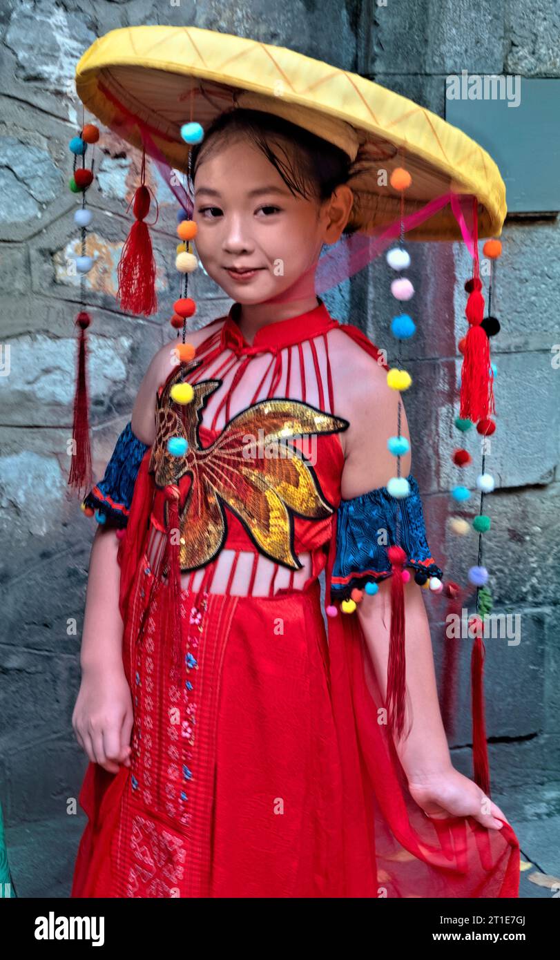https://c8.alamy.com/comp/2T1E7GJ/girl-dressed-up-for-the-mid-autumn-festival-moon-festival-hanoi-vietnam-2T1E7GJ.jpg