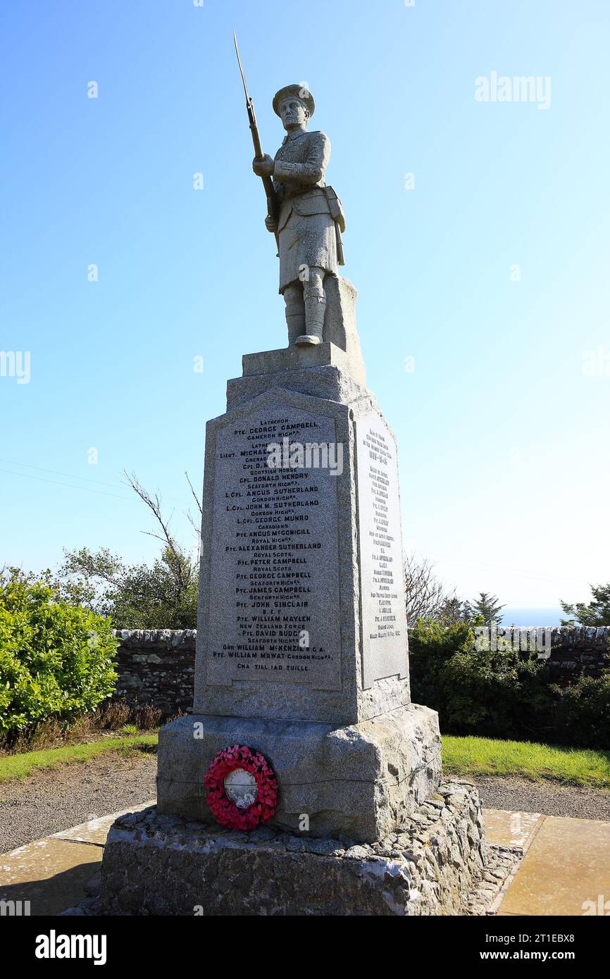 Granite War Memorial depicting a Scotsman in a kilt at the entrance to Latheron Cemetery in Caithness, Sutherland Stock Photo