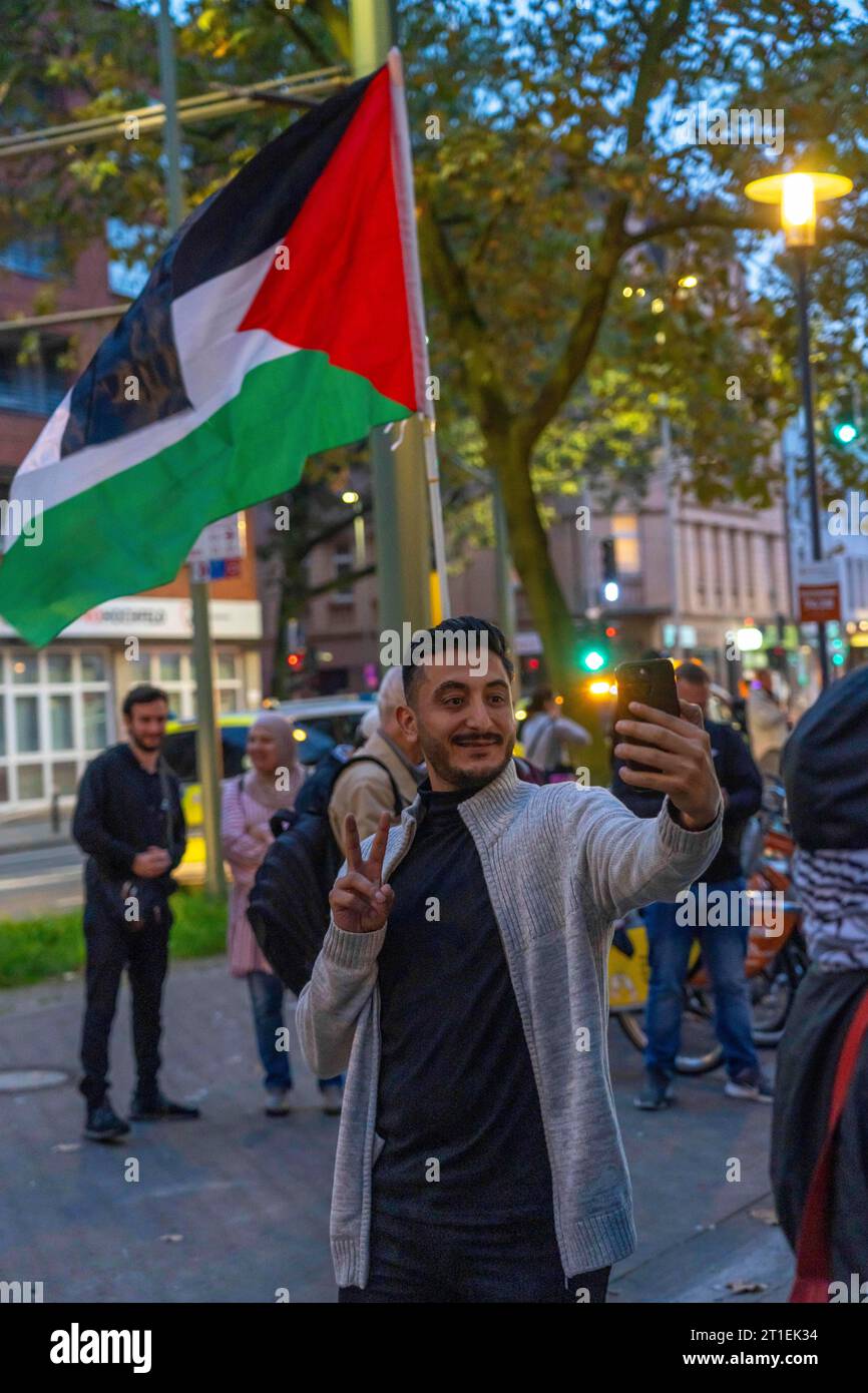 Demonstration by pro-Palestinian activists in Duisburg-Hochfeld, around 110 demonstrators marched through the district justifying the Hamas attack aga Stock Photo