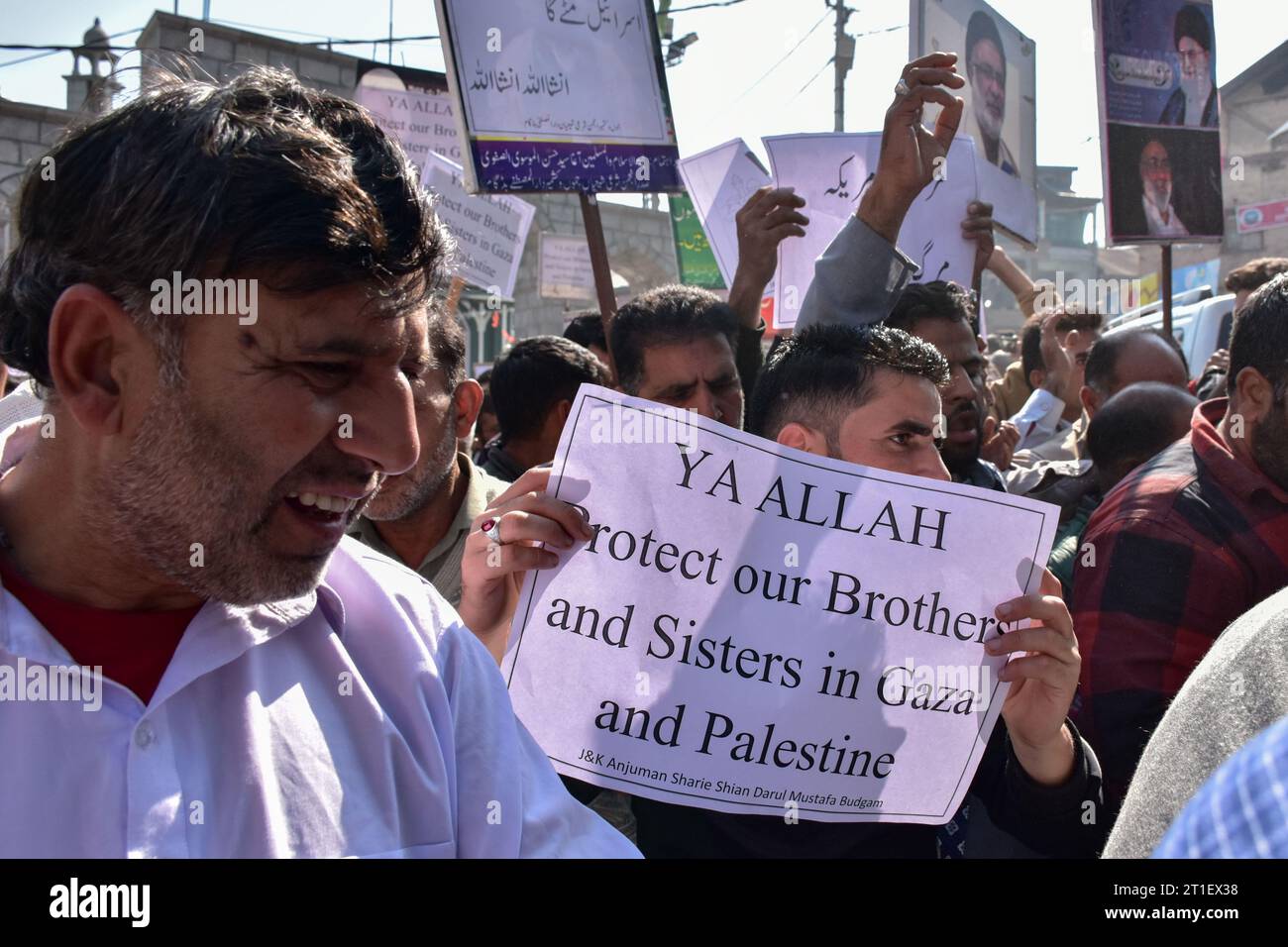 Budgam, India. 13th Oct, 2023. A Kashmiri Muslim holds a placard during ...
