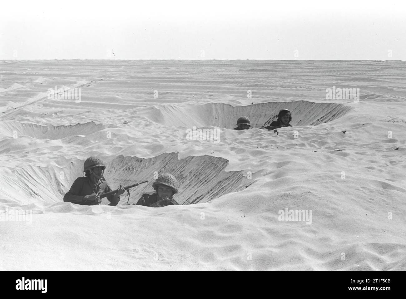 YOM KIPPUR WAR. SOLDIERS TAKING COVER IN THEIR    FOX-HOLES IN THE SANDS OF SOUTHERN SINAI. Stock Photo
