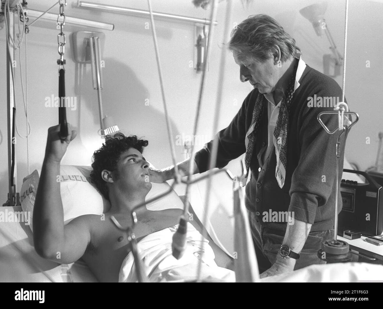 YOM KIPPUR WAR. FILM ACTOR DANY KAYE VISITING     WOUNDED SOLDIERS AT THE HOSPITAL IN SAFAD. Stock Photo