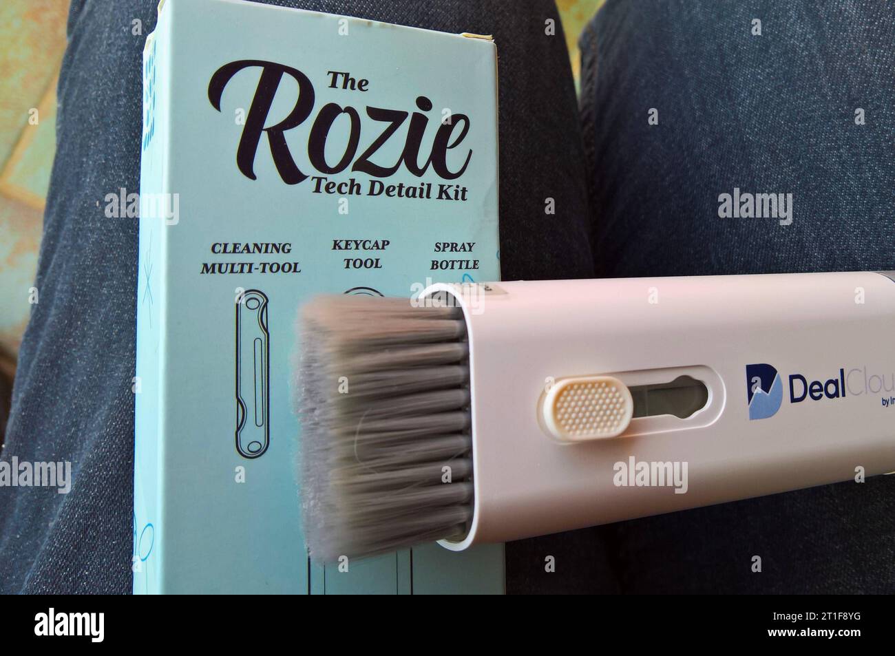 The Rozie Tech Detail Kit ist ein 5 in 1 Cleaning MultiTool zur Reinigung von Smartphone