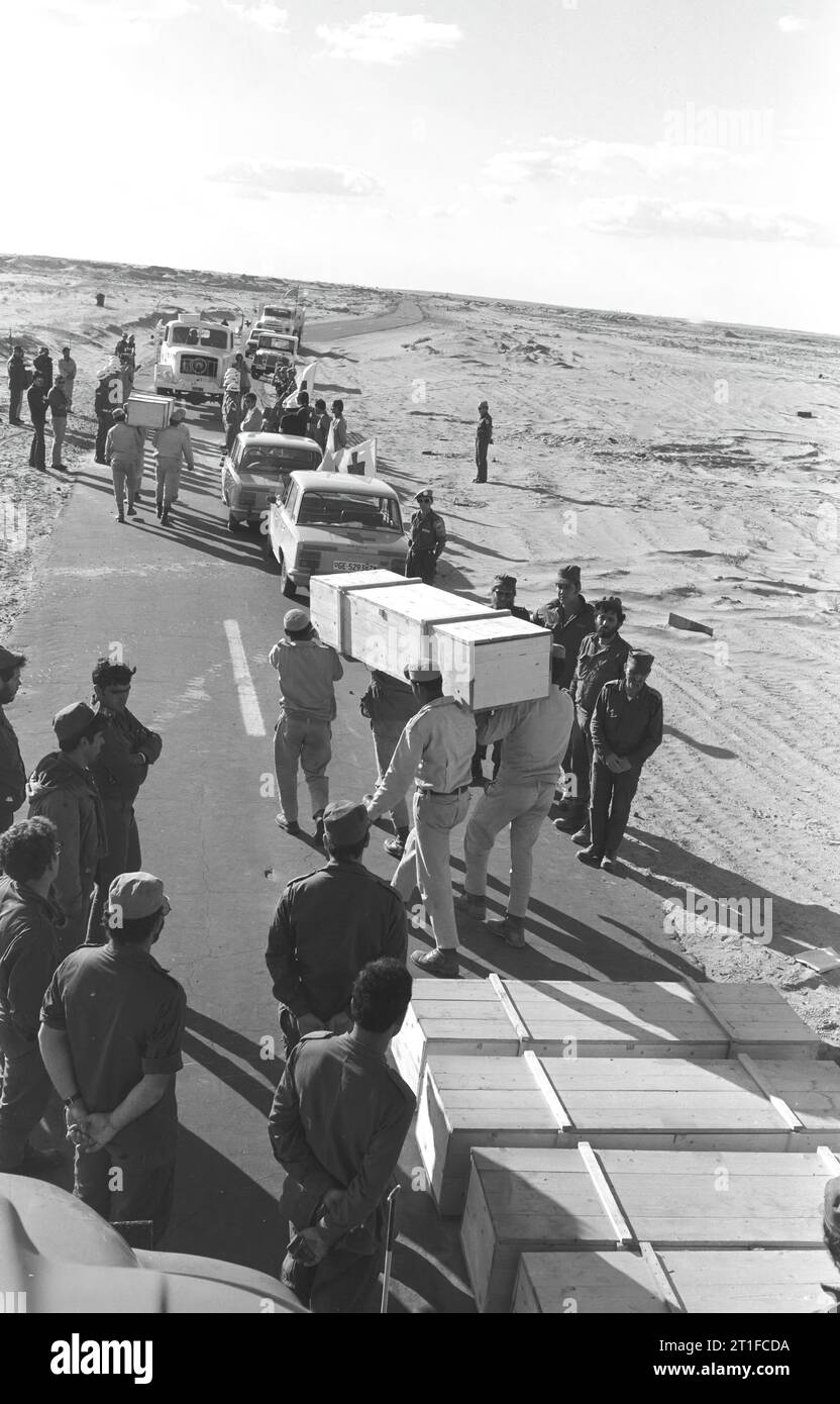 YOM KIPPUR WAR. EGYPTIAN TROOPS UNLOADING COFFINS WITH THE REMAINS OF ...