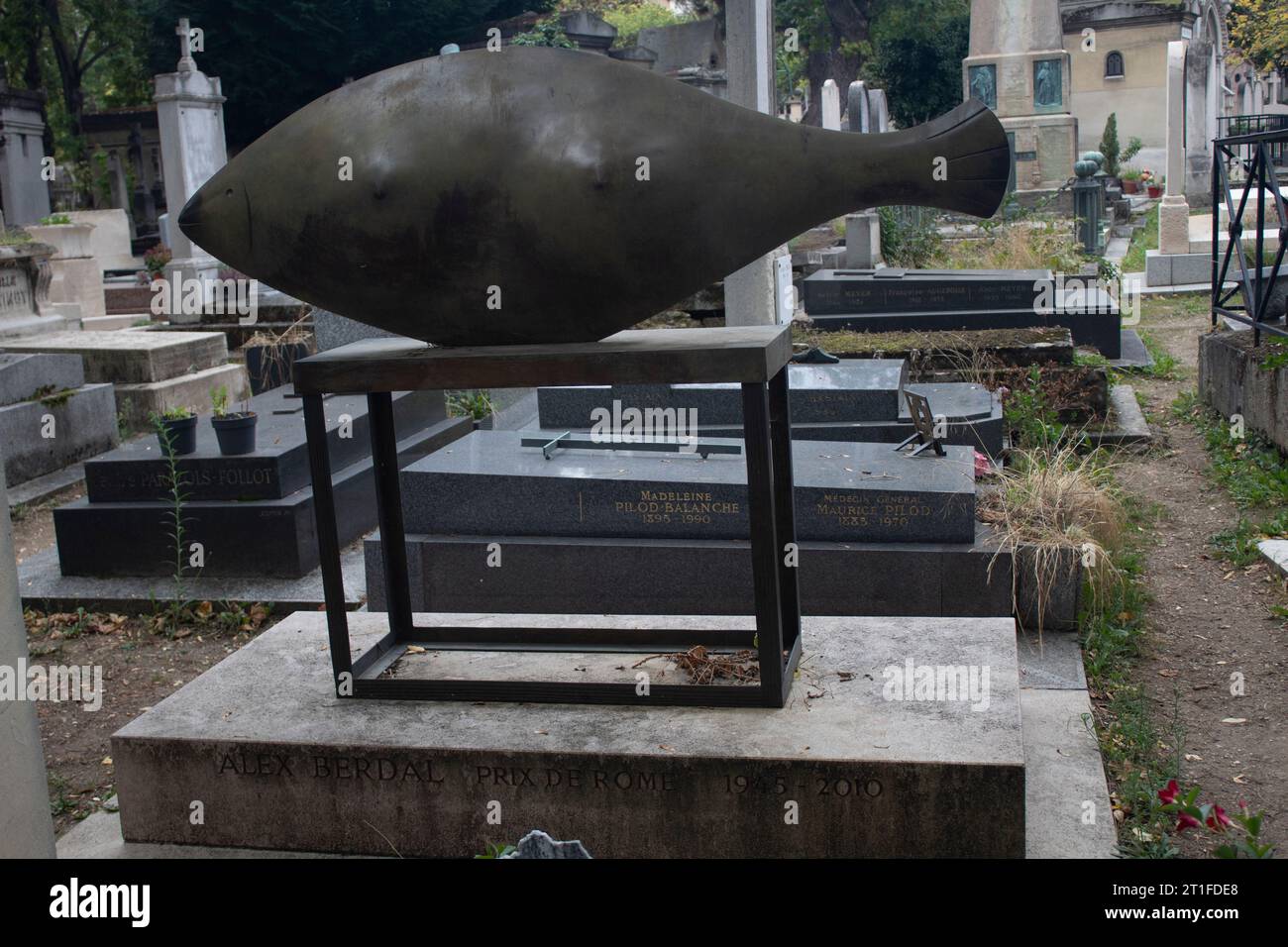 File:Grave of Alexander Alekhine in Paris.JPG - Wikimedia Commons