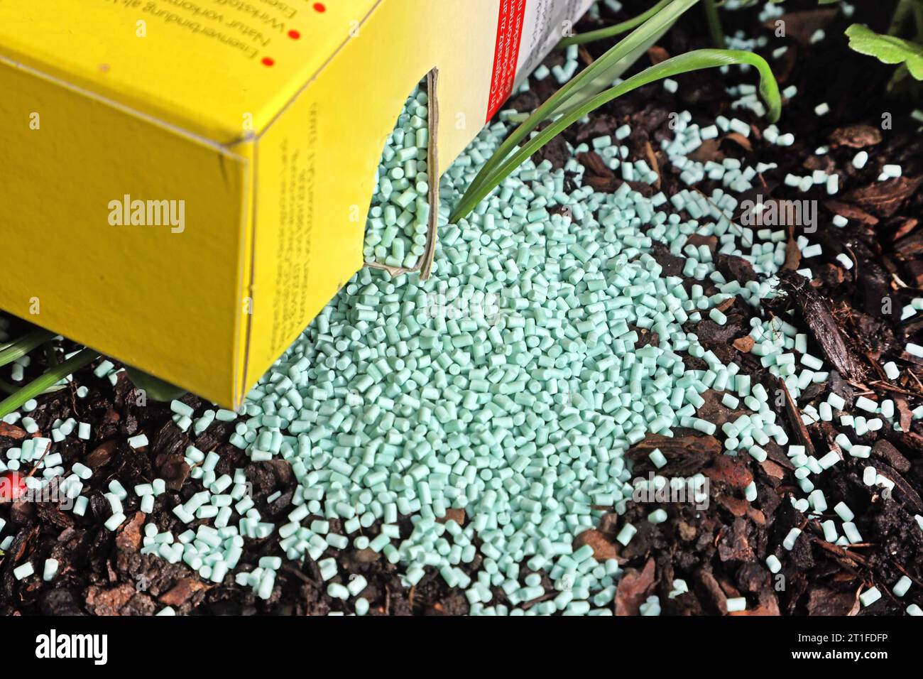 Schneckenbekmpfung im Garten Schneckenkorn in blauer Farbe zur Bekmpfung  von Schnecken im Gartenbau und in privaten Grten. Eine Verwechslung mit  dem Dnger Blaukorn ist schnell mglich. *** Slug control in the garden