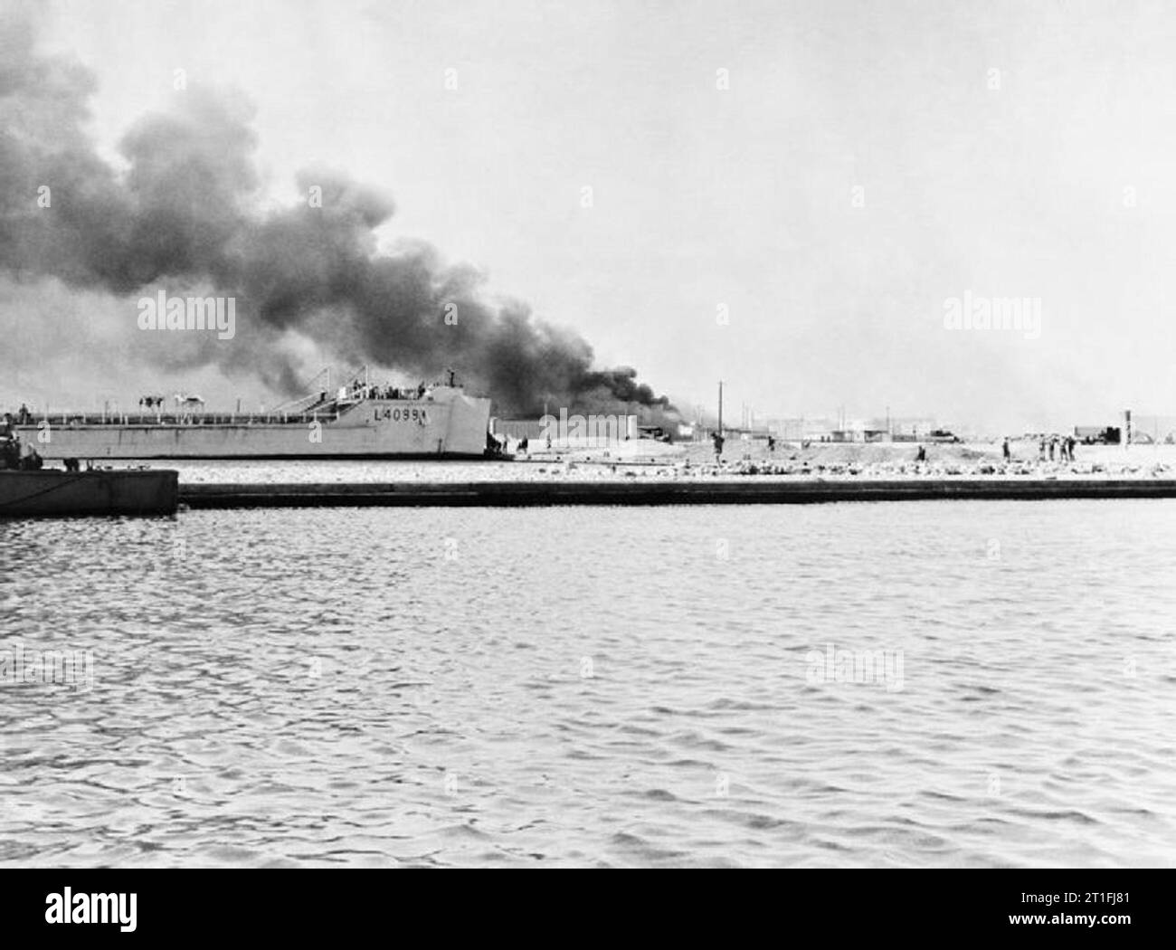 The Suez Crisis (operation Musketeer) 1956 The tank landing ship HMS BUTTRESS disembarks troops and vehicles on the landing beach at the fishing harbour in Port Said. Stock Photo