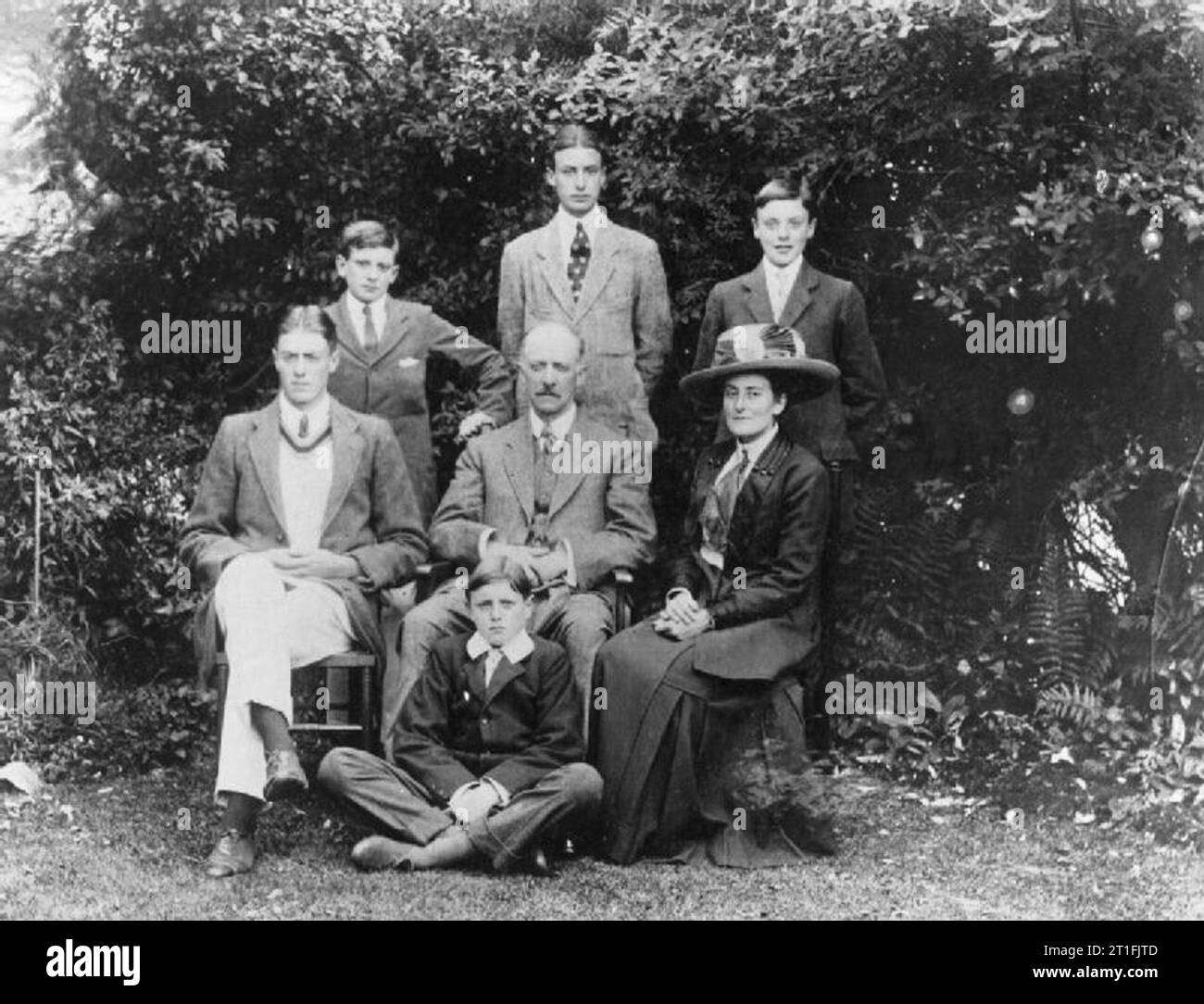 . 9th Battery, 41st Brigade, Royal Field Artillery 2nd Lt Farmer (centre back row) with his family in the garden of their home at Mundesley, Norfolk. Lt Farmer was the second of five service sons of Lieutenant J H Farmer (late attached officer, War Office) and Mrs Farmer (District Representative of the Red Cross Society and member of the War Agricultural Committee). James was educated at the Royal Military Academy, Woolwich and gazetted as second lieutenant to the Royal Field Artillery in 1913. On the outbreak of war, he was posted to the Western Front with 9th Battery, 41st Brigade. Lt Farmer Stock Photo