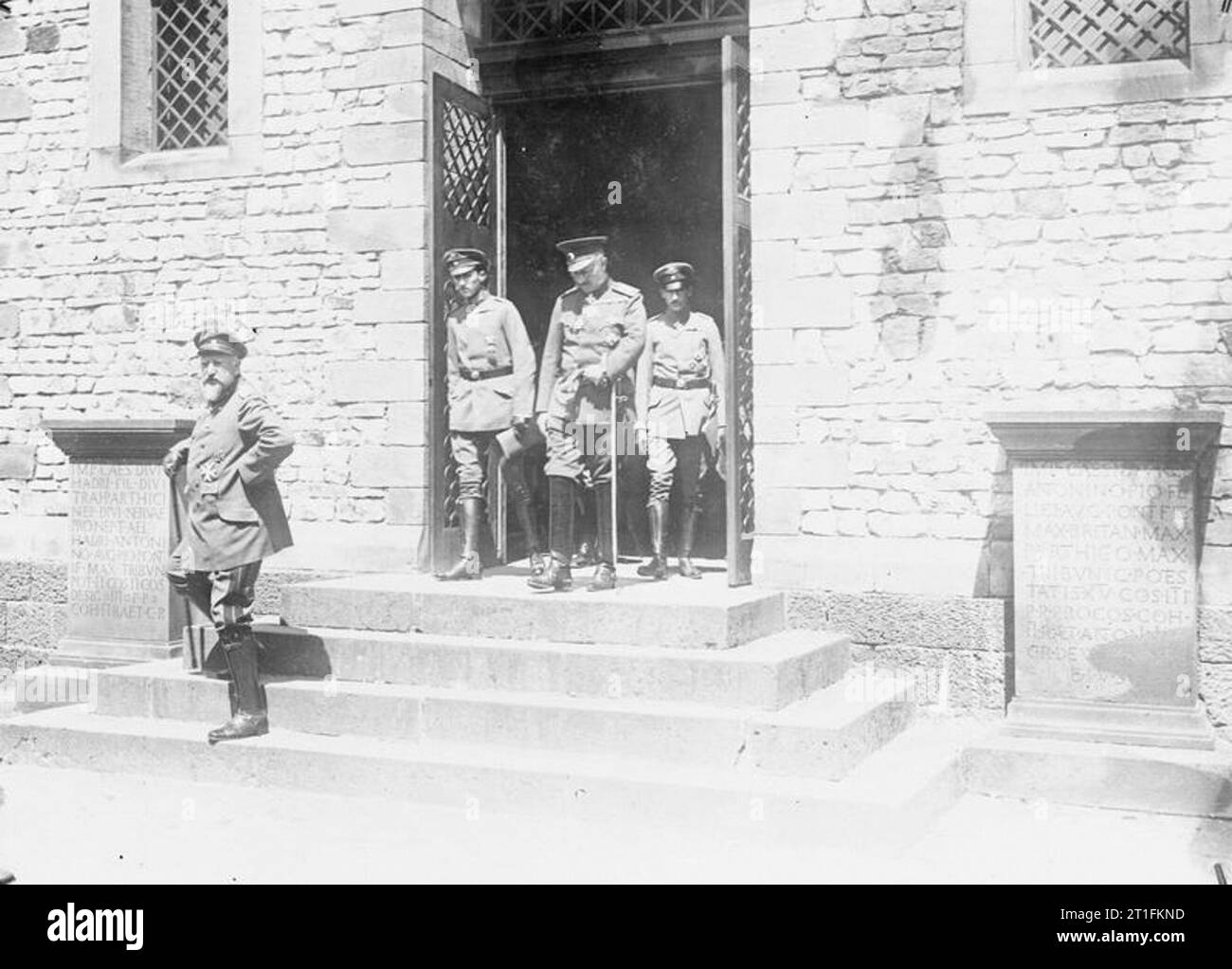 Geiser Theodore (mons) Collection King Ferdinand of Bulgaria with the Bulgarian Crown Prince Boris and Prince Cyril with the German Kaiser, who is wearing Bulgarian uniform. July 1917. Stock Photo