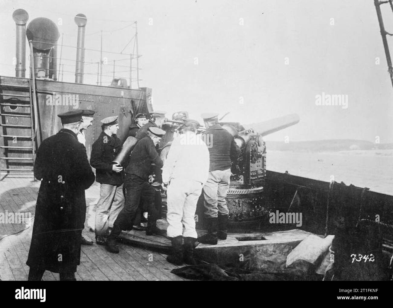 Geiser Theodore (mons) Collection Preparing a gun for action on the German raider Wolf. February 1918. Stock Photo
