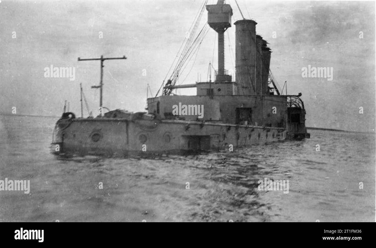 HMS Thistle, 1st Class Gunboat at the China Station 1910 - 1912 The wreck of HMS BEDFORD as she was left after the completion of salvage work by the China Squadron in 1910. She was then sold to a Japanese firm for œ17,000 as scrap iron. Stock Photo